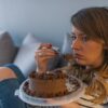 Эмоциональное переедание: почему мы едим от стресса и как остановиться